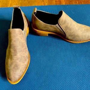 Tan suede Chelsey boots.